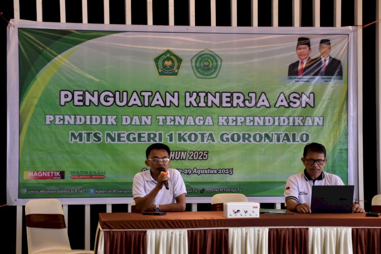 Rapat Kerja MTsN 1 Kota Gorontalo Resmi Ditutup, Kepala Madrasah Serahkan Berita Acara Hasil Rumusan Komisi