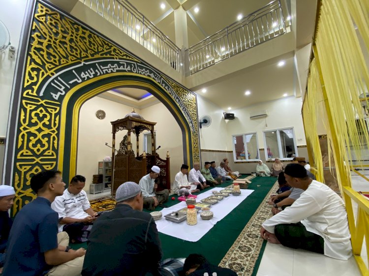 MTsN 1 Kota Gorontalo Gelar Doa Maulid Nabi Secara Tradisional di Masjid Seribu Rupiah
