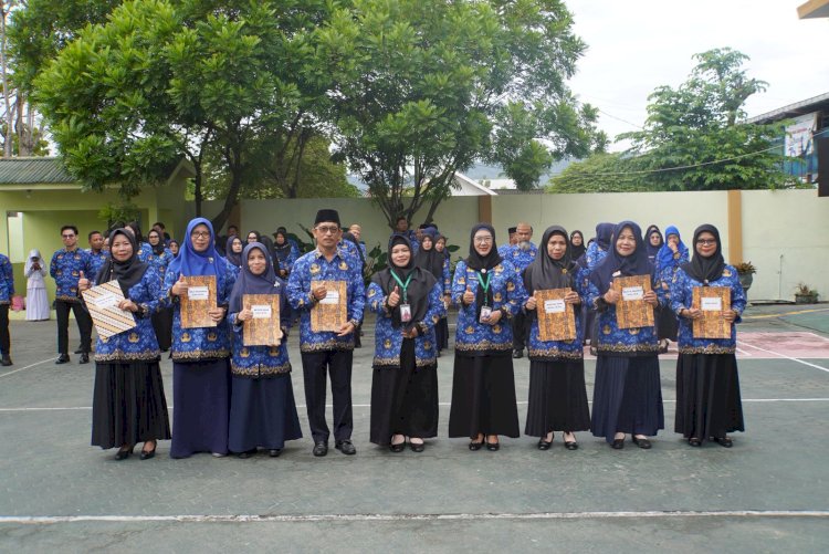 Guru MTsN 1 Kota Gorontalo Memasuki Masa Purna Tugas, SK Pensiun Diserahkan Saat Apel KORPRI