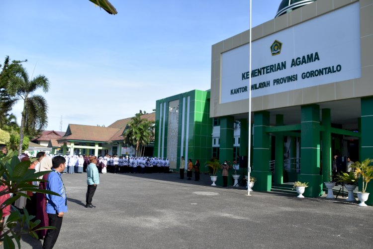 Civitas Akademika MTsN 1 Kota Gorontalo Ikuti Upacara Peringatan Hari Guru Nasional di Kanwil Kemenag Gorontalo