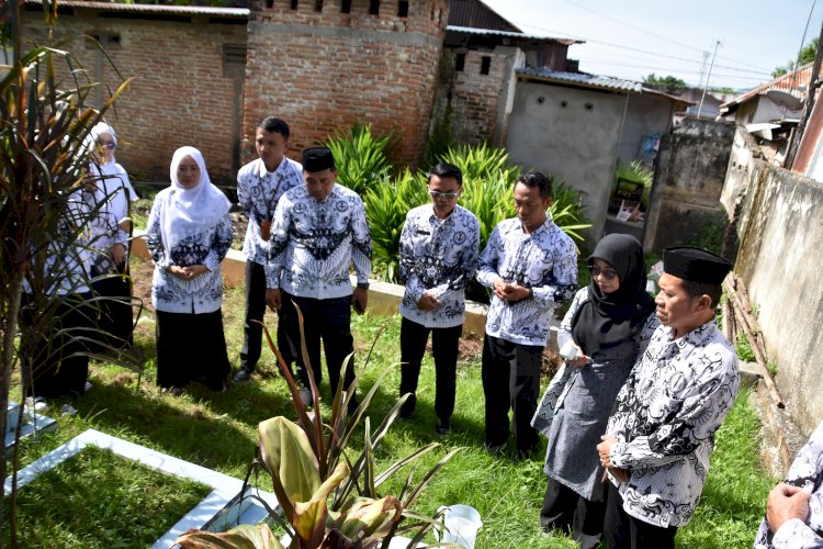 Usai Upacara Hari Guru Nasional, Civitas Akademika MTsN 1 Kota Gorontalo Lakukan Ziarah Makam Para Guru