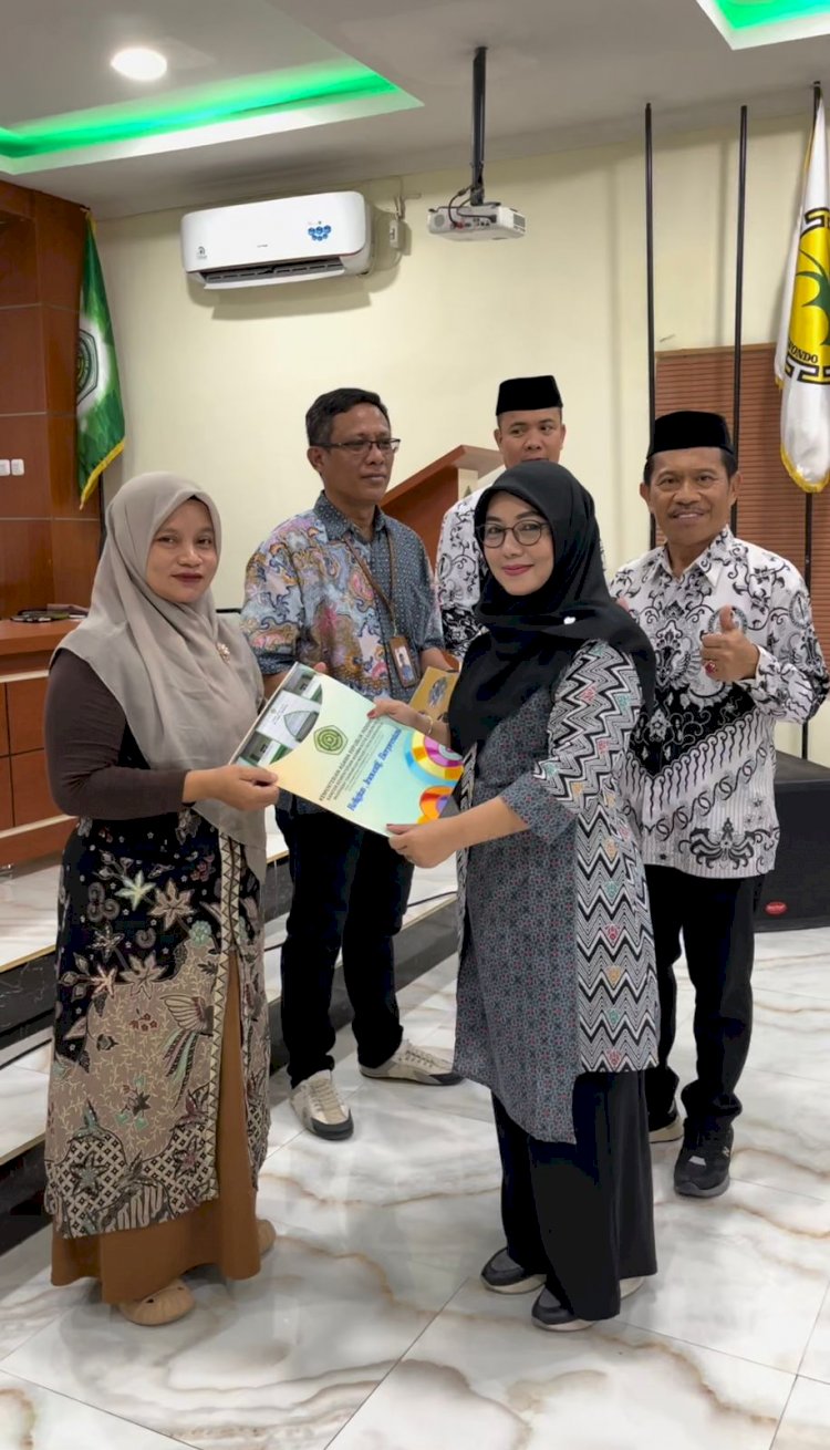 Kepala Madrasah Beri Penghargaan kepada Guru dan Tenaga Kependidikan di Momen Hari Guru