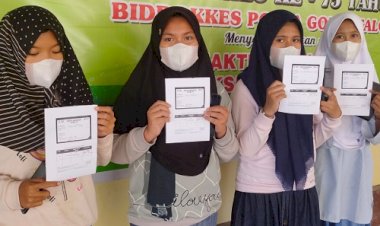 Kepala MTsN 1 Kota Berikan Apresiasi Kepada Tiga Siswanya Lakukan Vaksin C-19