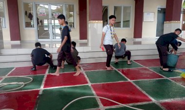 Jelang Ramadhan, Organisasi Pramuka Manfaatkan dengan Bersih Bersih Masjid
