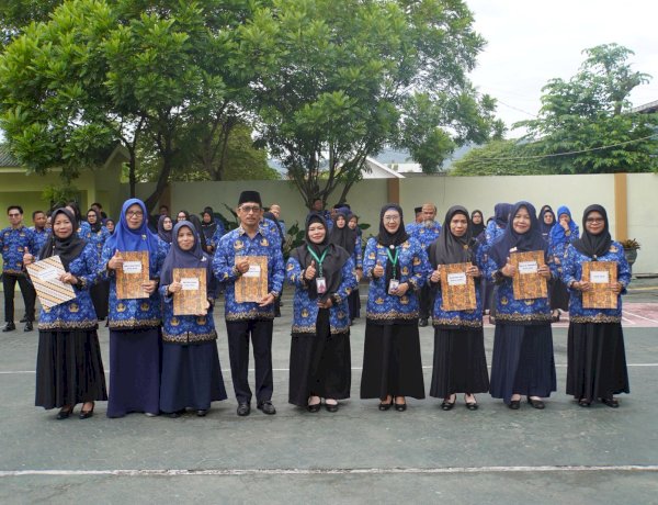 Guru MTsN 1 Kota Gorontalo Memasuki Masa Purna Tugas, SK Pensiun Diserahkan Saat Apel KORPRI