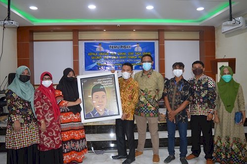 Staf Tata Usaha MTsN 1 Kota yang Beralih Tugas Terima Cenderamata