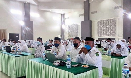 Kepala MTsN 1 Kota Bersama Operator Sakti, Mengikuti FGD Perencana